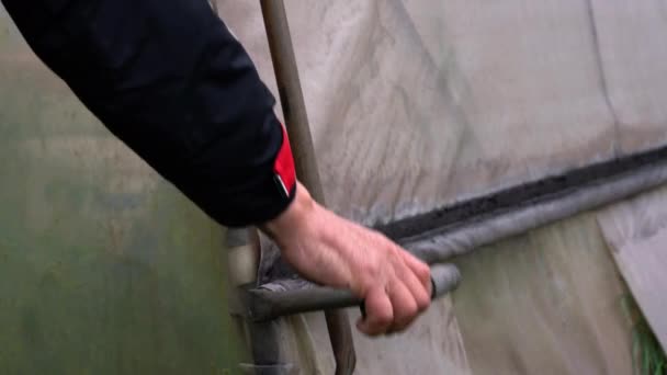 Человек Освобождает Теплицу Промышленной Пыли Тяжелых Металлов — стоковое видео