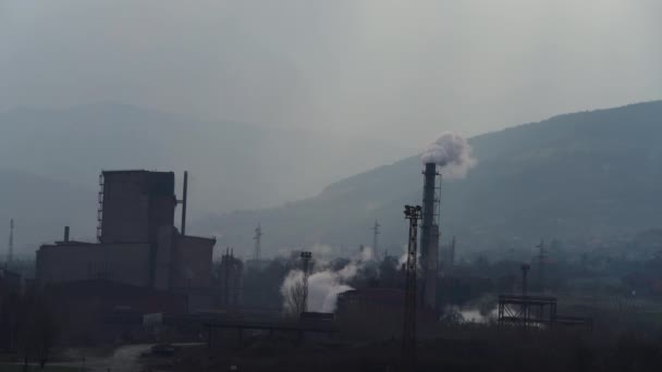 居住地域に沿った重金属の工業用煙突の塵 — ストック動画
