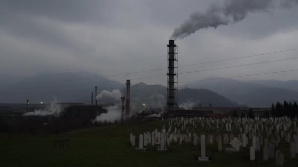 黄昏时分墓地沿线工业烟囱中重金属尘埃 — 图库视频影像