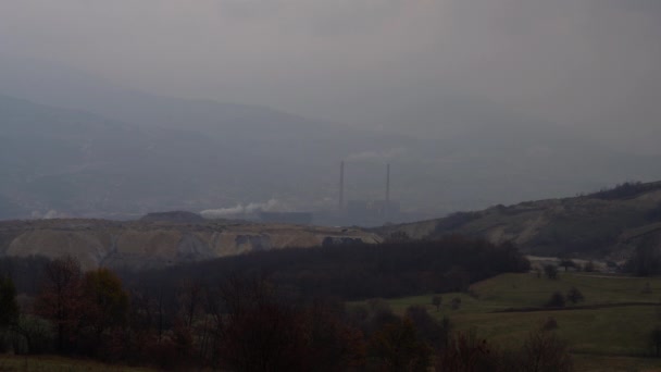 工場の汚染雰囲気都市の近くの煙突から大きな煙汚れた空気の視界不良ムッと — ストック動画