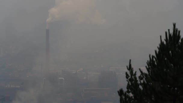 工业厂房污染大气城市附近烟囱冒出的浓烟 空气不洁净 能见度低 — 图库视频影像