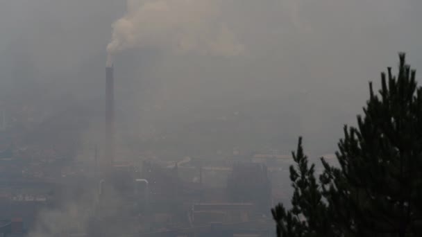 Atmosfera Poluição Industrial Grande Fumaça Chaminés Perto Cidade Impuro Visibilidade — Vídeo de Stock