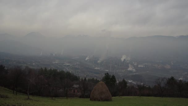 Industriell Fabriksförorening Atmosfär Stor Rök Från Skorstenar Nära Staden Oren — Stockvideo