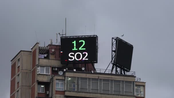 Linjen Som Visar Uppmätta Uppgifter Föroreningar Stadsdisplayen — Stockvideo