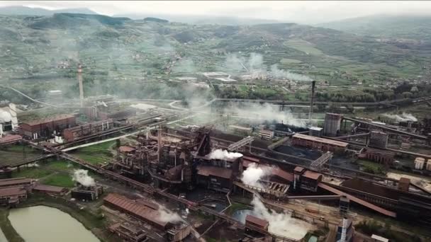 Industriell Fabriks Förorening Atmosfär Stor Rök Från Skorstenar Nära Staden — Stockvideo