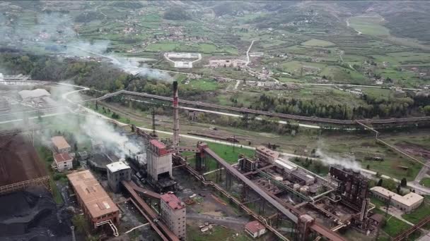 Industriell Fabriks Förorening Atmosfär Stor Rök Från Skorstenar Nära Staden — Stockvideo
