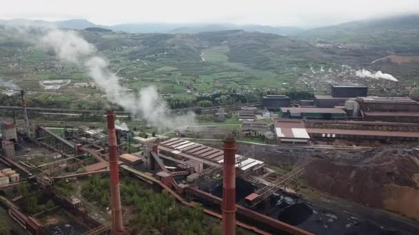 Industriell Fabriks Förorening Atmosfär Stor Rök Från Skorstenar Nära Staden — Stockvideo