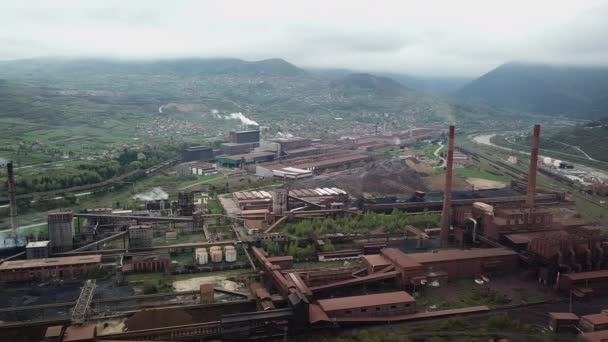 Usine Industrielle Pollution Atmosphérique Grande Fumée Des Cheminées Près Ville — Video