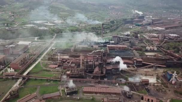工业工厂污染的空气 城市附近烟囱冒出的浓烟 无人驾驶飞机喷出的烟雾 — 图库视频影像