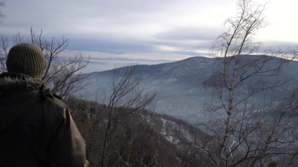 Homem Está Assistindo Paisagem Inverno Montanha — Vídeo de Stock