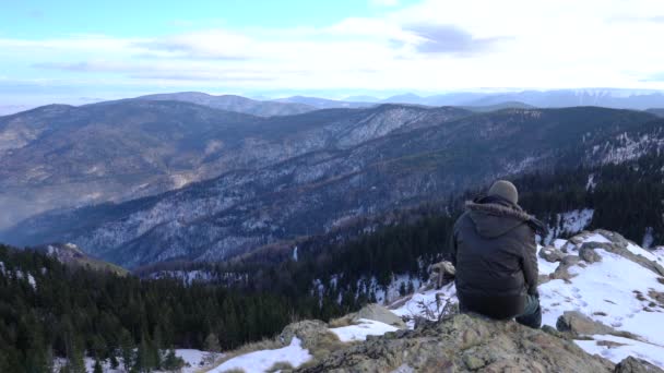 Άνθρωπος Παρακολουθεί Χειμερινό Τοπίο Στο Βουνό — Αρχείο Βίντεο