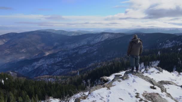 Hombre Observa Paisaje Invernal Montaña — Vídeos de Stock