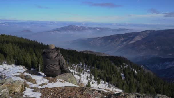 Manusia Melihat Pemandangan Musim Dingin Gunung — Stok Video