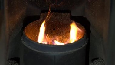 Yanma kabında yanan pelet.