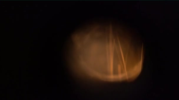 Pellet brûlant dans une chaudière filmé à travers la porte Peep Hole Viewer 