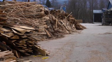 Pelletler için ham madde ahşap kırıntıları ve talaş.