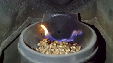 Yanan kazanda dumanla topakları tutuştur
