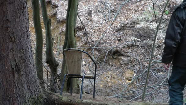 Homme Assoit Sur Une Chaise Sous Arbre Dans Bois Observe — Video