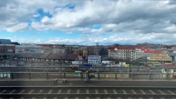 프라하의 철도역에 들어가는 열차에서 바라봄 — 비디오