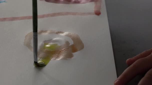 Little Child Schilderij Werk Met Aquarellen — Stockvideo