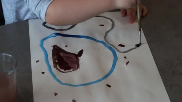 Pequena Criança Pintura Trabalho Com Cores Água — Vídeo de Stock