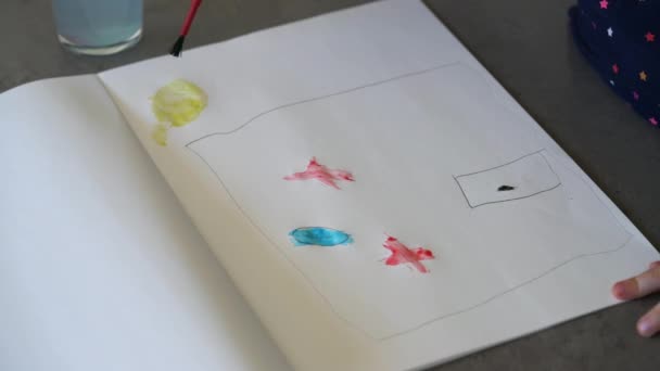 Petit Enfant Peinture Travail Avec Aquarelle — Video
