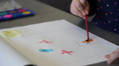 Su renginde küçük çocuk boyama işi