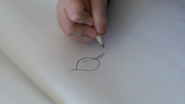 Petit enfant dessinant sur papier au crayon