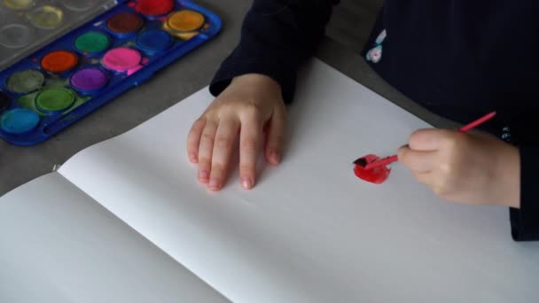 Kis Gyermek Festés Munka Akvarell — Stock videók