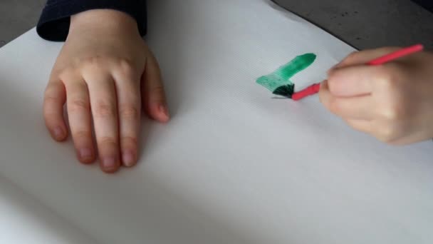 Pequena Criança Pintura Trabalho Com Cor Água — Vídeo de Stock
