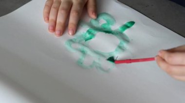 Su renginde küçük çocuk boyama işi