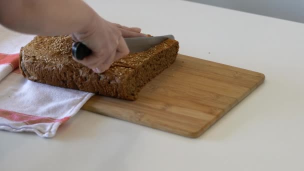 Tagliare Pane Integrale Fatto Casa — Video Stock