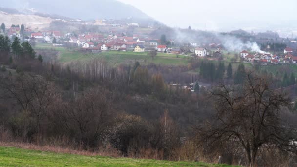 Paisagem Vila Primavera Com Fumaça Movimento Sobre Casas — Vídeo de Stock