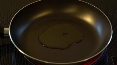 Kızarmış güneşli tarafı tavada yumurta.