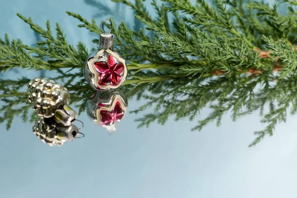 Aynalı Arka Planda Klasik Noel Ağacı Oyuncakları Olan Ardıç Dalı — Stok fotoğraf
