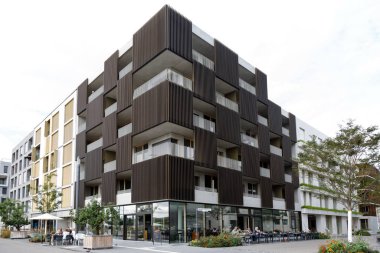 Modern kentsel alan, uygulamanın, teknik yeniliğin ve uygun altyapının güzelliğini birleştirir. Ticari bir bodrum, konut fiyatlarını düşürür. Heilbronn, Almanya - 12 Ağustos 2019