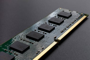 Bilgisayar Ram Rastgele Erişim Bellek modülleri, teknolojik gelişimin, gelişimin, elektronik tasarımın görüntüsü için siyah bir arkaplan üzerinde çapraz olarak yer almaktadır. Seçici odak