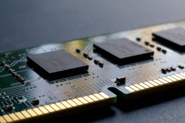 Elektronik tasarım için bir slot anahtarı çentiği, kontaklar, bir bilgisayar Ram Rastgele Erişim Bellek modüllerinin parçaları ve mikroçipleri. Seçici odak.