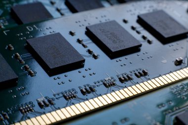 Elektronik tasarım için Rama Rastgele Bellek Modüllerinin parçalarını ve mikroçiplerini birbirine bağlayan kişiler. Seçici odak.