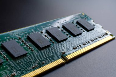 Bilgisayar Ram Rastgele Erişim Bellek modülleri, teknolojik gelişimin, gelişimin, elektronik tasarımın görüntüsü için siyah bir arkaplan üzerinde çapraz olarak yer almaktadır. Seçici odak