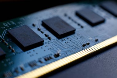 Elektronik tasarım için Rama Rastgele Bellek Modüllerinin parçalarını ve mikroçiplerini birbirine bağlayan kişiler. Seçici odak.
