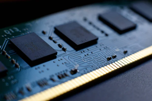 Elektronik tasarım için Rama Rastgele Bellek Modüllerinin parçalarını ve mikroçiplerini birbirine bağlayan kişiler. Seçici odak.