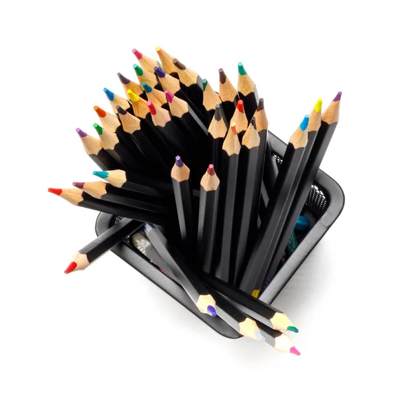 Gekleurde potloden in een zwarte schelp in een metalen mesh glas. Zicht van bovenaf. Geïsoleerd op een witte achtergrond — Stockfoto