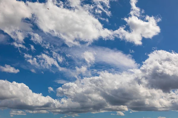 여름에 저녁 동안 하늘과 구름. 석양이 아래 구름을 강조 — 스톡 사진