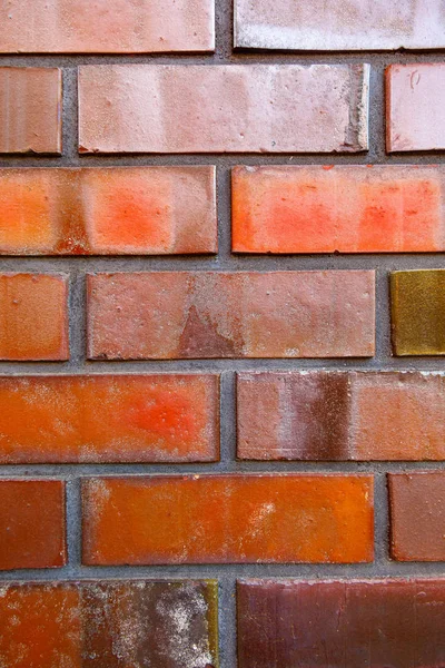 红色釉砖背景。 各种颜色的砖，特写 — 图库照片