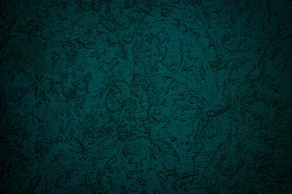 Абстрактний темно-зелений фон. Груба текстурована штукатурка пофарбована в багатий смарагдовий колір на плоскій стіні . — стокове фото