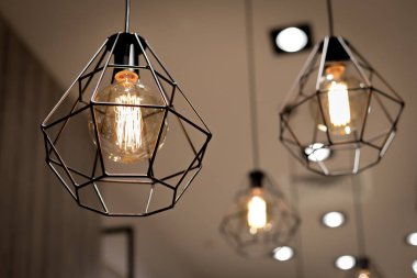 Ticari tesislerde modern parlak lambalarla donatılmış tavan lambaları