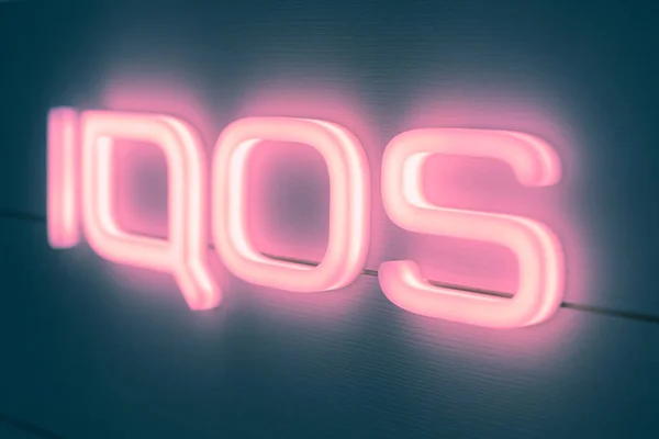 İmza Iqos mağazası. Philip Morris International 'ın Iqos' u ısıtmalı tütün içme makinesi. Tütün ısıtma sistemi sağlıklı bir alternatif..