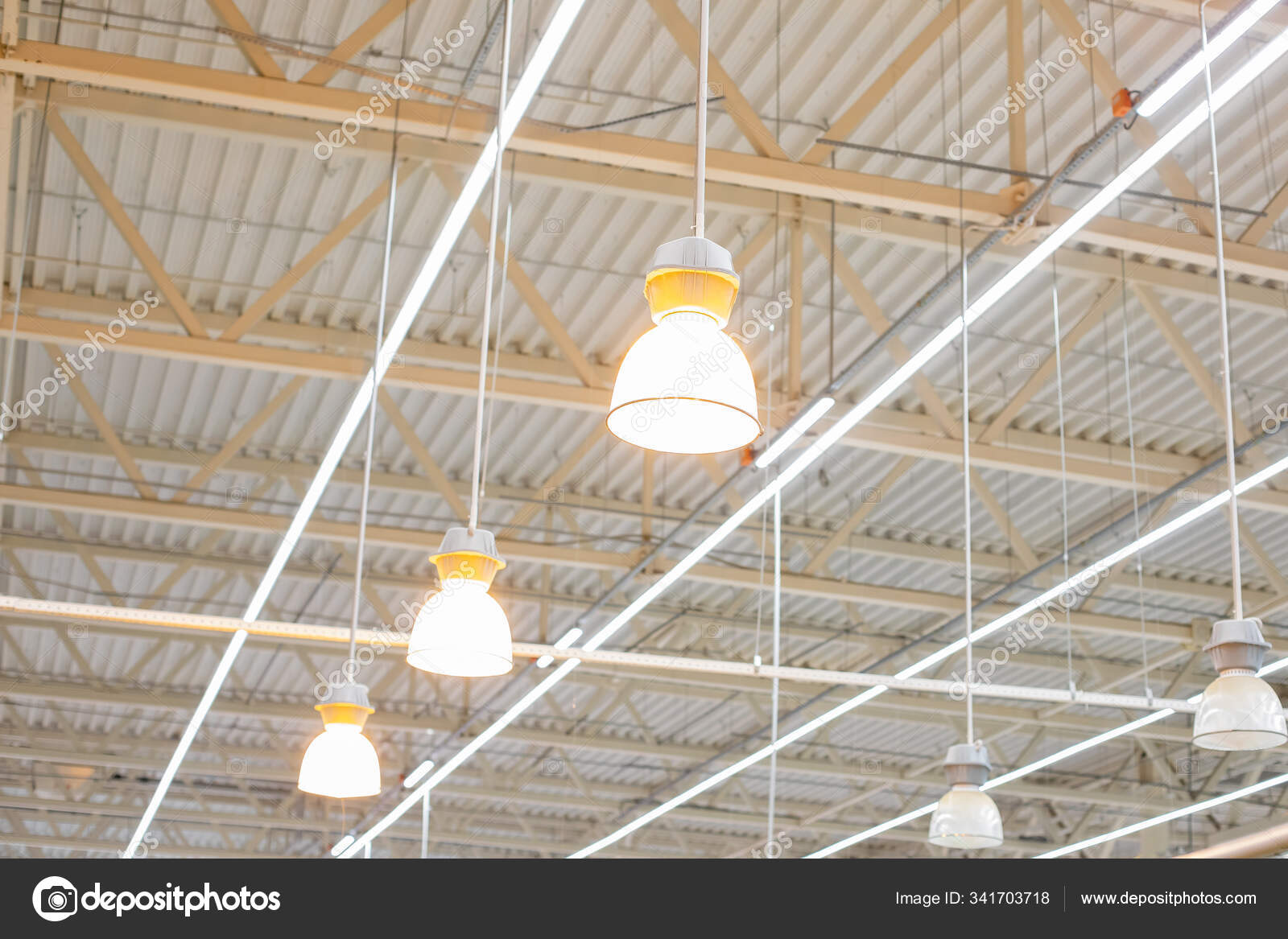 Loft med lamper i et moderne Billede af lyse — Stock-foto © LariBat #341703718