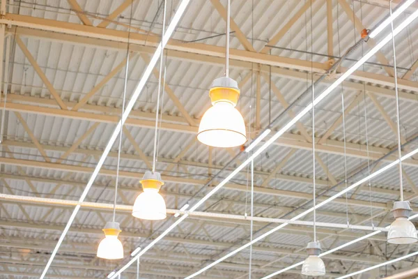 Plafond avec des lampes lumineuses dans un entrepôt moderne. Image de lumineux — Photo